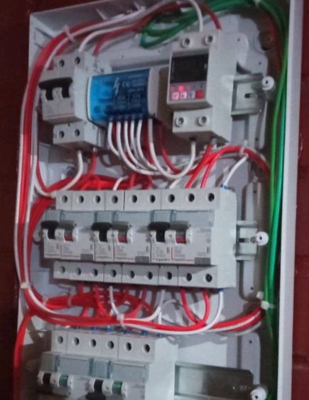 Tablero eléctrico instalado por IntTech con certificación SEC